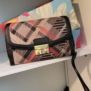 Host pick!! 💕Guc Vera Bradley wristlet 7.25x4.5 inches. Sofia ultimate wristlet
